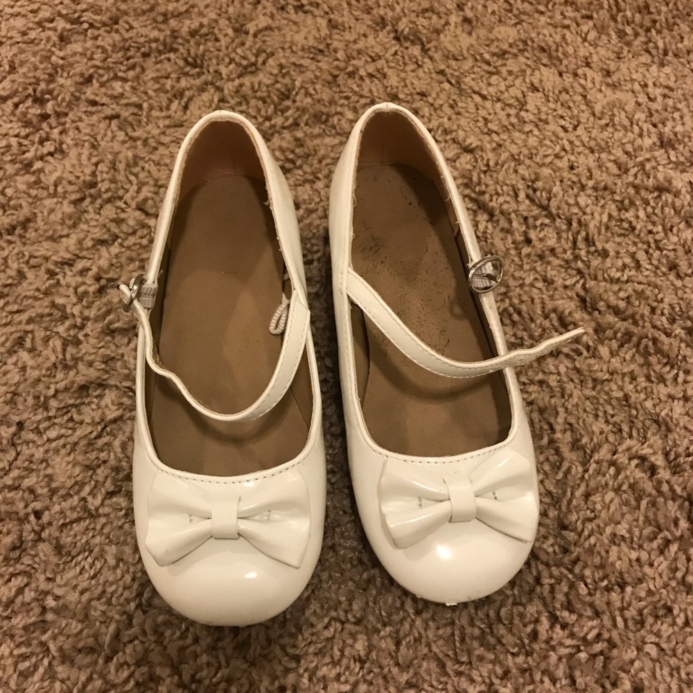 White Dress Shoe with bow